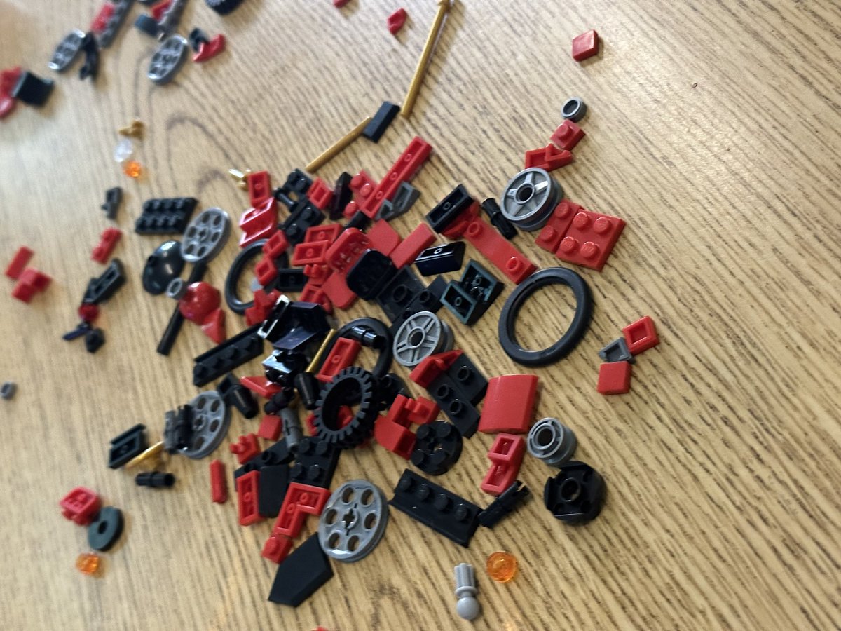 Latashajonesedu's tweet photo. Update alert ⚠️ !! Did someone say Friday!!!! Friday afternoons we work on building this 3N1 train set …Stay tuned #5weekslater #part3 #MonaviewMoments #primaryclass #FunFriday #stemproject #staytuned https://t.co/1g9DQ0OgBK