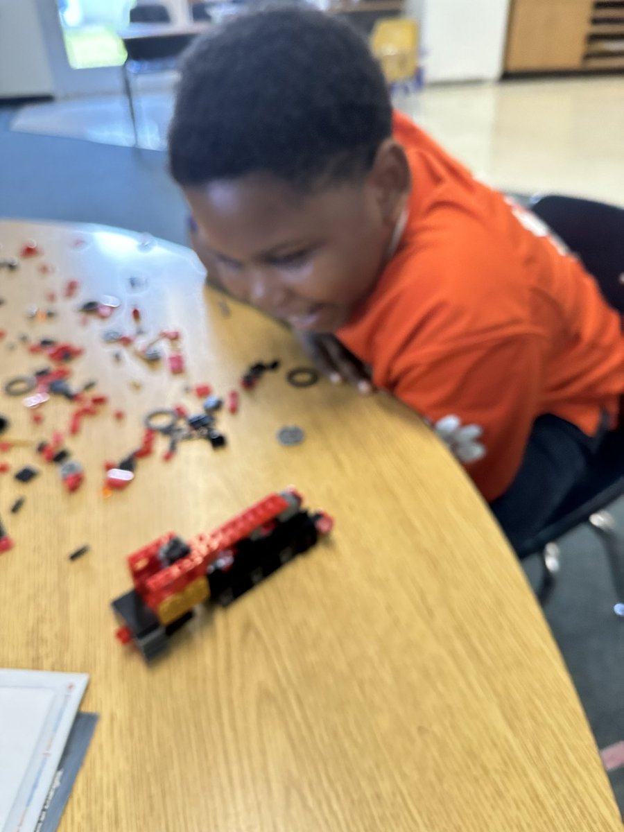 Latashajonesedu's tweet photo. Update alert ⚠️ !! Did someone say Friday!!!! Friday afternoons we work on building this 3N1 train set …Stay tuned #5weekslater #part3 #MonaviewMoments #primaryclass #FunFriday #stemproject #staytuned https://t.co/1g9DQ0OgBK