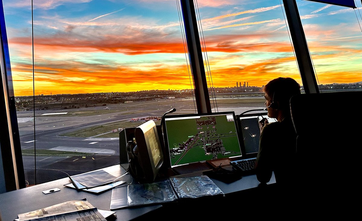 controladores's tweet photo. Buenas tardes y buenos vuelos desde la torre de control del aeropuerto de #Madrid Barajas.

Después de todo cohete 🚀 siempre llega la calma…😅 https://t.co/vXmC8v5UmT
