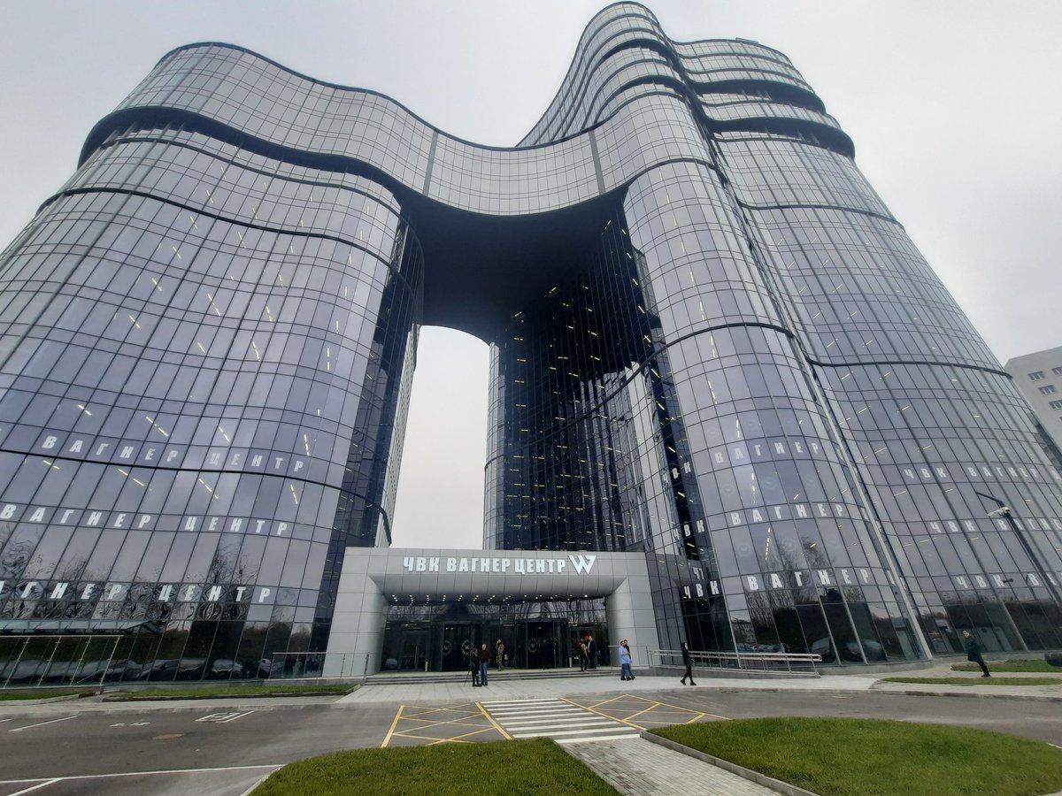 SylvainTronchet's tweet image. Le Centre Wagner à ouvert ses portes aujourd'hui à Saint Petersbourg. La société paramilitaire s'offre une vitrine et un "incubateur de jeunes talents patriotes" dans les domaines de la défense et de l'information. 1/2