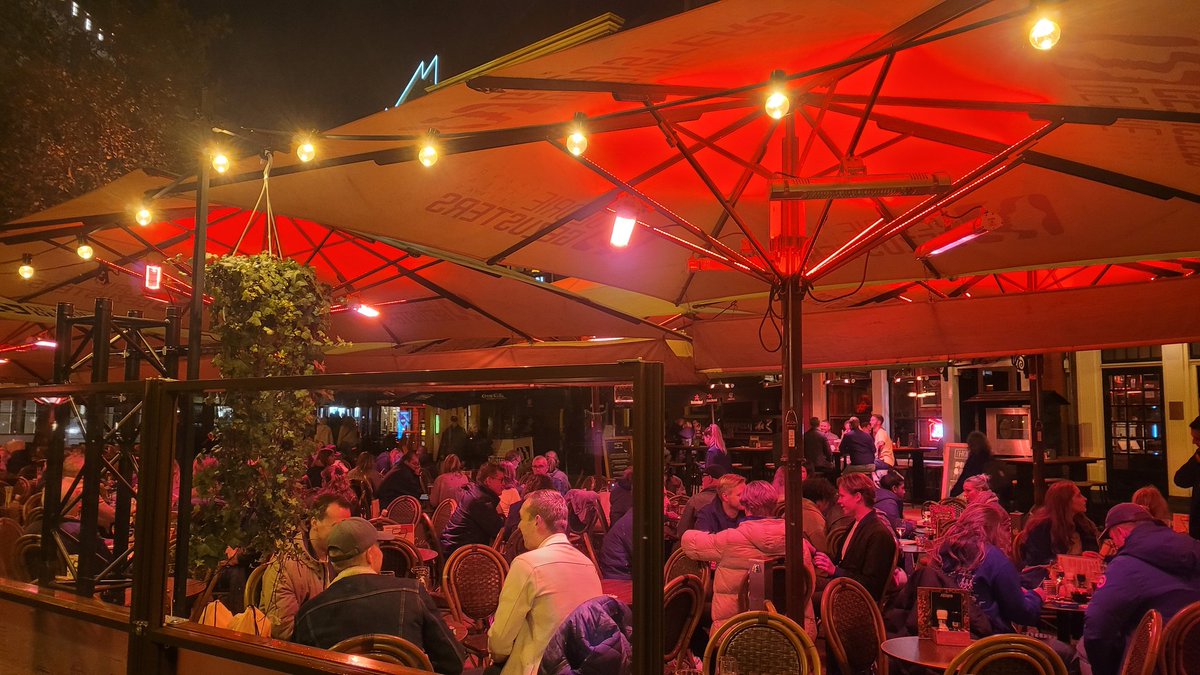 Absurd dit! Kennelijk is de energieprijs nog niet hoog genoeg. Oproep: boycot uitbaters met verwarmde terrassen!
<a href="/gem_groningen/">Gemeente Groningen</a> <a href="/GLGroningen/">GroenLinks Groningen</a> <a href="/milieudefensie/">Milieudefensie</a>