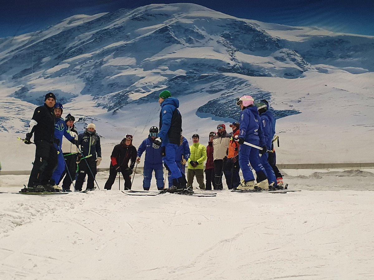 EEEsquí tweet media