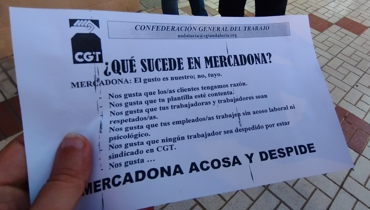 Miembros del sindicato CGT de Málaga se concentra en estos momentos en Mercadona de calle Héroe de Sostoa como medida de protesta ante el despido de trabajador y políticas laborales abusivas como la imposibilidad de tener sindicato en la empresa.