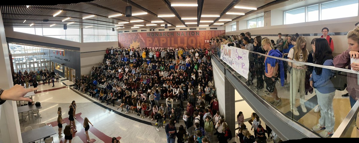 PLPulse's tweet image. Getting our students ready for state semifinals tonight!

On Papillion, On La Vista! 

Go Monarchs!

#WeArePLV #TraditionOfExcellence