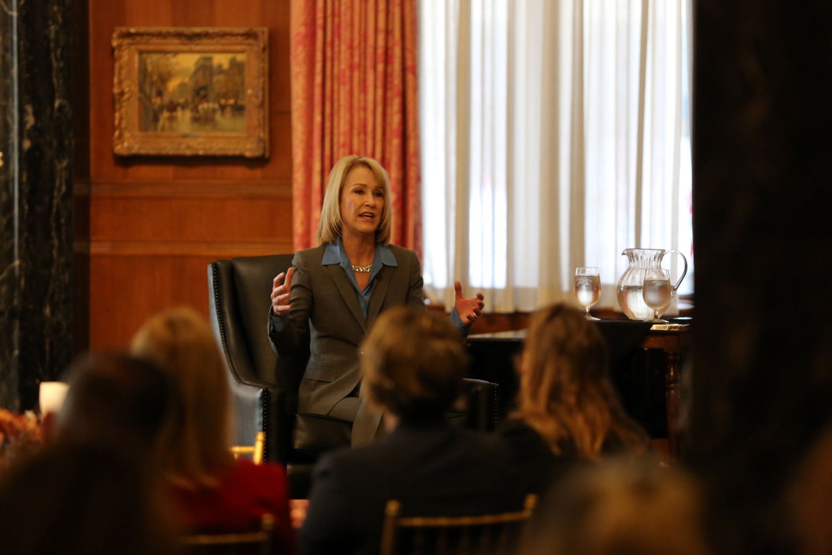 macstlouis's tweet photo. On Wednesday, Members and guests filled the Art Lounge for the MAC Speaker Series featuring Kathy Mazzarella.  Attendees left inspired with essential tips regarding success in a changing world, values that stand the test of time and developing a leadership identity.  @Graybar https://t.co/NrqnvSQq5B