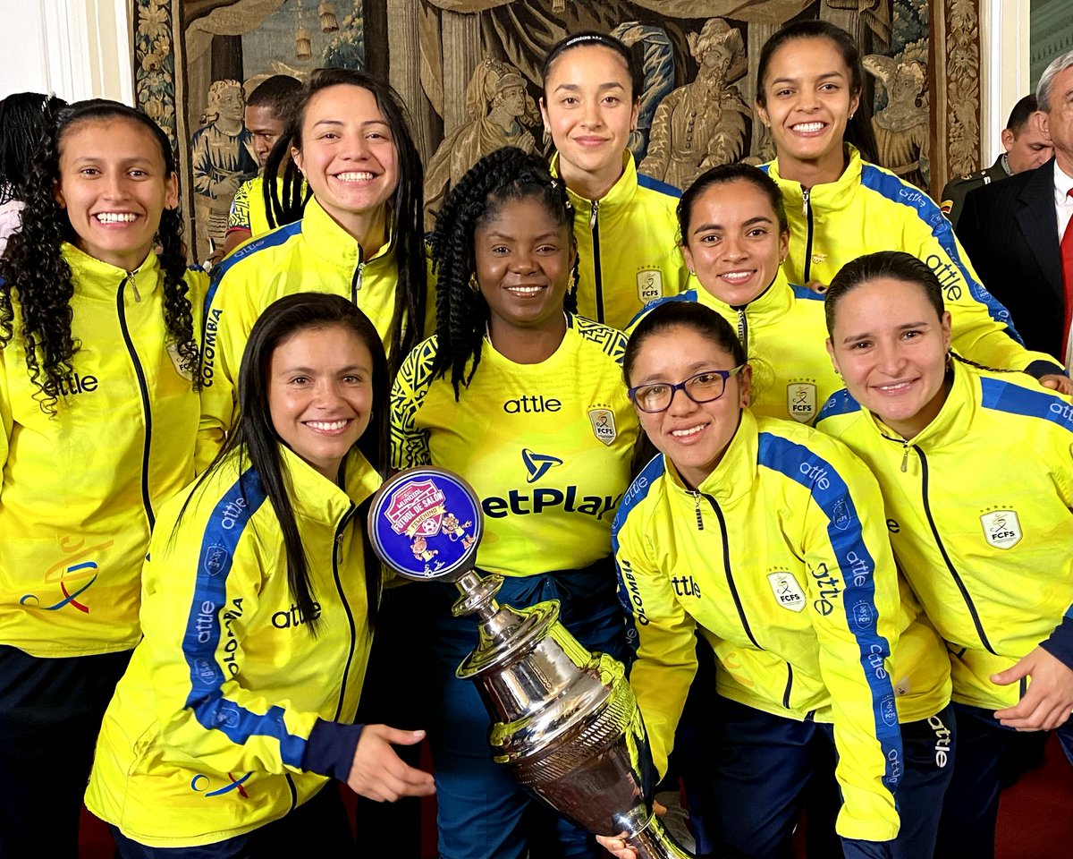 Lo gritan ellas: 'El microfútbol es el deporte del pueblo y este es el gobierno del pueblo' Felicitaciones campeonas mundiales, ustedes son inspiración en el deporte más popular de 🇨🇴⚽. @Fecolfutsalon Trabajaremos por traer #Igualdad al deporte en Colombia. #DeporteEsPaz 🕊️