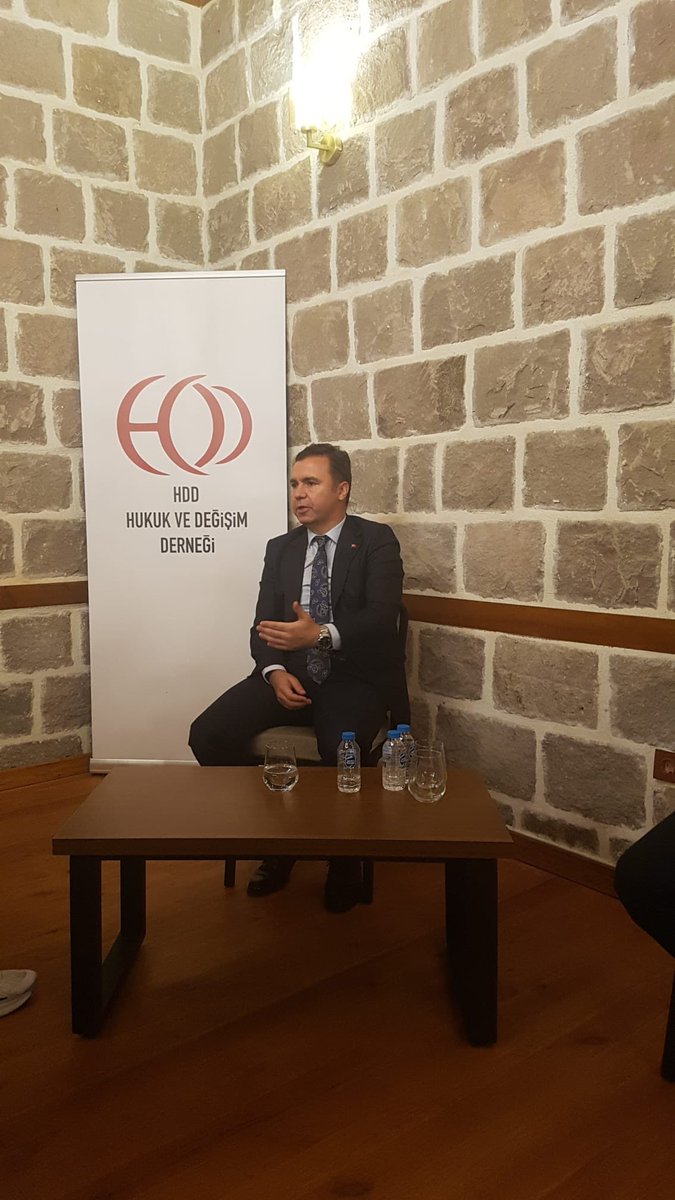 Hukuk ve Değişim Derneği Kariyer Günleri etkinliğimizin bu haftaki konuğu Ankara Batı Adliyesi Cumhuriyet Başsavcısı Gökhan Karaköse olmuştur. 

Sayın Başsavcımıza etkinliğimize katılımlarından dolayı teşekkür ederiz.