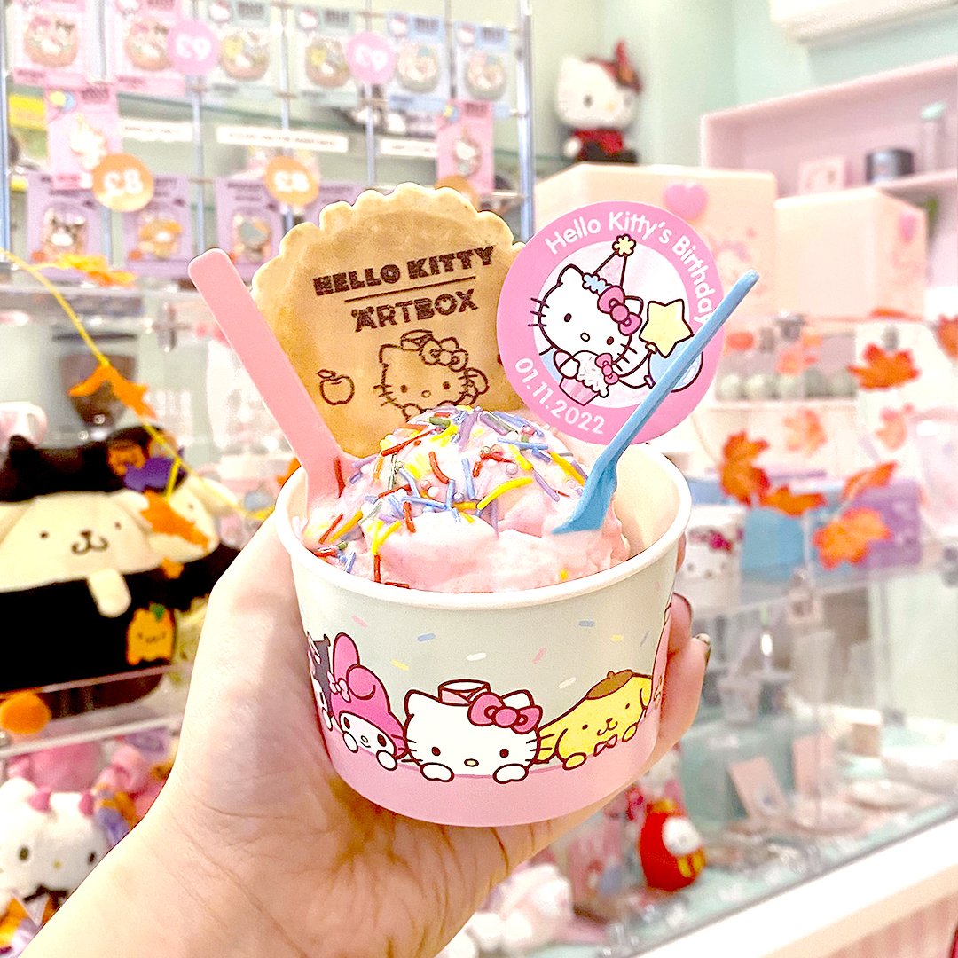 artbox_cafe's tweet image. It's #HelloKitty's Birthday week here at #ARTBOXCafe, and every party needs cake! 🎂
Have you tried our Birthday Cake ice cream yet, made with real cake? You can enjoy your slice as a milkshake too! 😋
Birthday and Halloween specials are available until Nov 6th!
#HelloKittyCafe