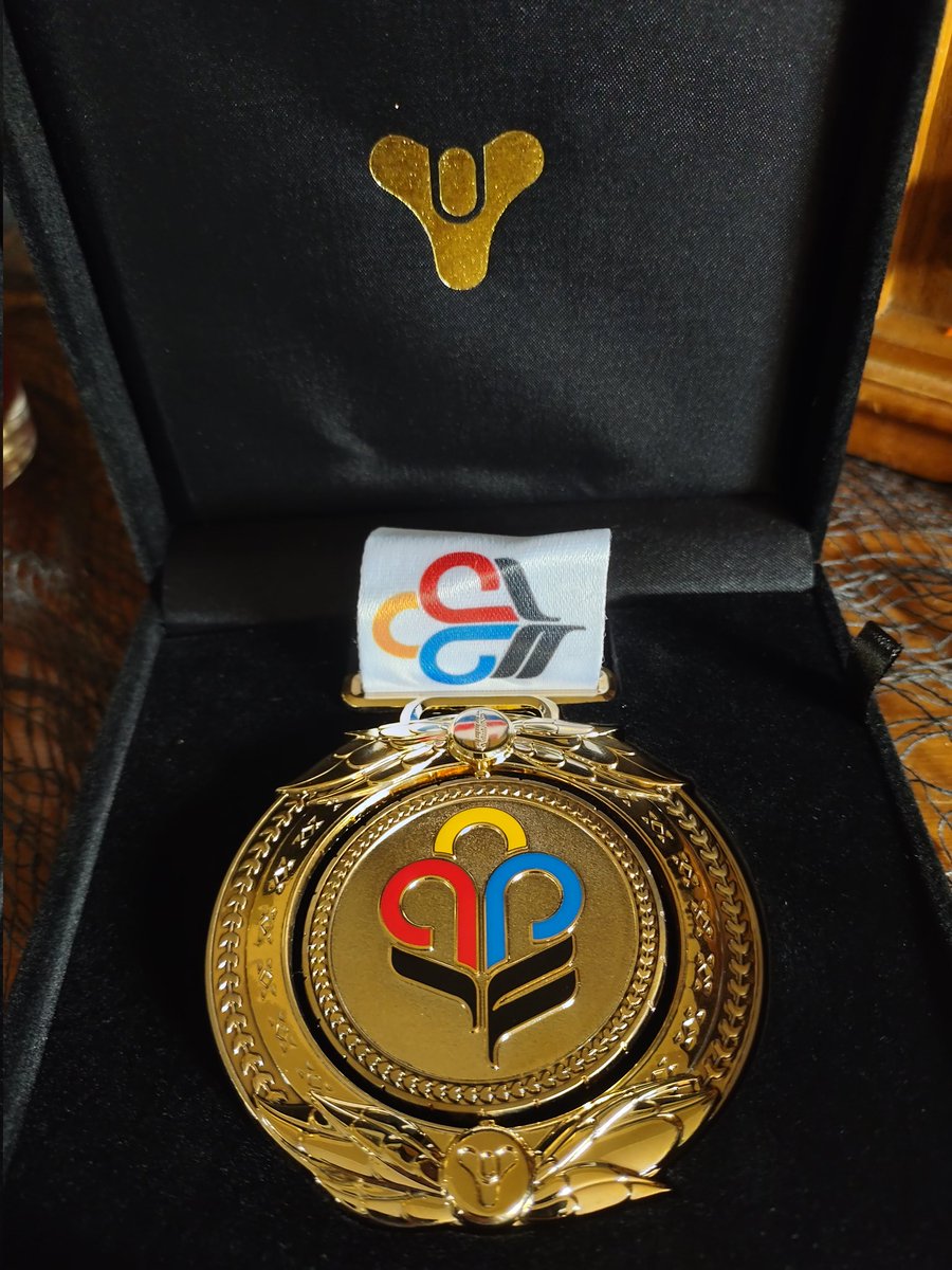SnowyTW's tweet photo. My 2022 Guardian Games gold medal came! This has got to be one of the most satisfying things I've earned in this game, hopefully I don't break it by spinning it too much. Thank you to the rewards team @Bungie, can't wait to see what cool collectibles you come out with next! https://t.co/ZzgEtZcE0Y