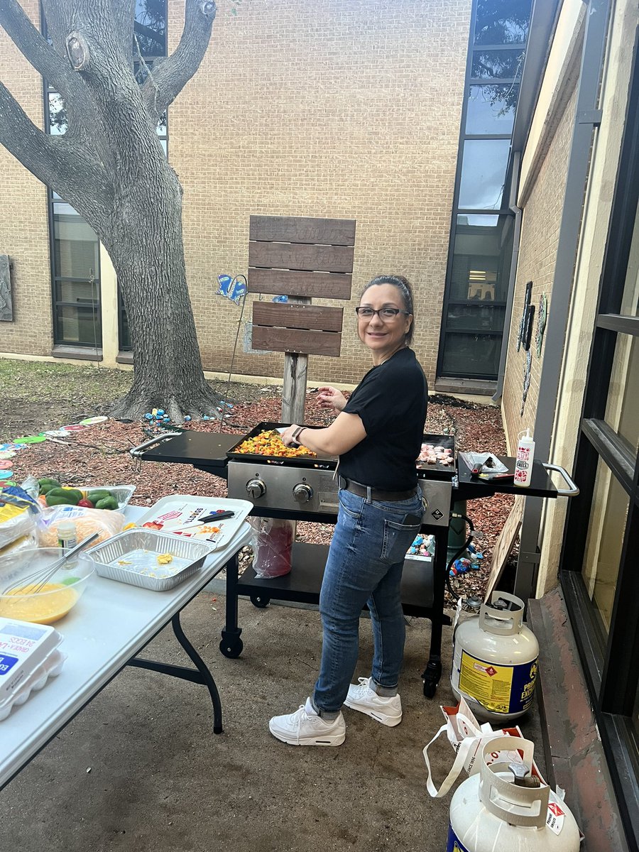 AmandaBarron32's tweet photo. The best principal in GISD… Mrs. Garcia making breakfast for our teachers and staff just because!! https://t.co/7FRcXu38my