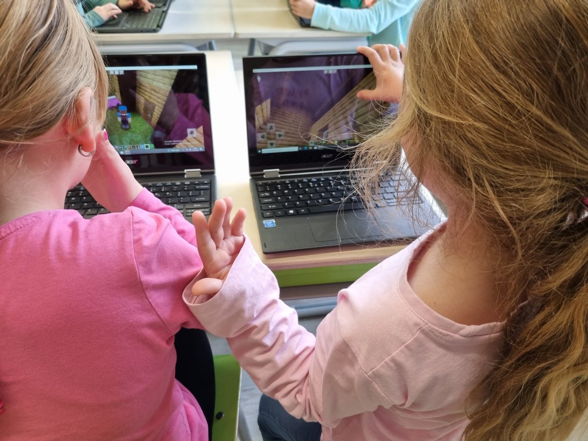 Gave Minecraftles gegeven in groep 4-5 van <a href="/OBSDeKorenbloem/">DeKorenbloemPutten</a> in Putten. Alle leerlingen hadden een eigen huisje in de wereld Empathy Village. In dat huisje plaatsten ze voorwerpen en tekstborden over zichzelf. <a href="/MicrosoftEDU/">Microsoft Education</a> <a href="/PlayCraftLearn/">Minecraft Education</a> #showcaseschool