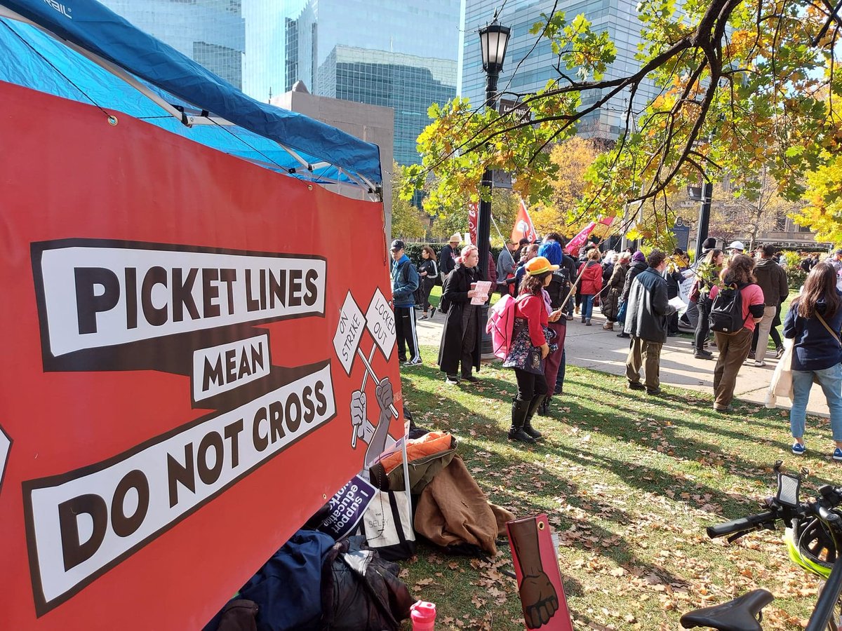 CanadaMarxists's tweet photo. Comrades having a very busy day, talking to workers on the CUPE picket line about how to grow the strike, what's necessary to win, and how to bring down Ford! #IStandWithCUPE #onted #ontedsolidarity #ontedstrike #CUPEstrong #CUPESolidarity #cupestrike https://t.co/qSxVjBnFdp
