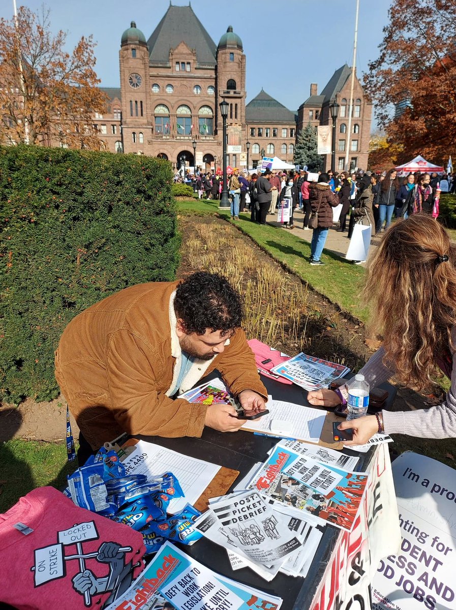 CanadaMarxists's tweet photo. Comrades having a very busy day, talking to workers on the CUPE picket line about how to grow the strike, what's necessary to win, and how to bring down Ford! #IStandWithCUPE #onted #ontedsolidarity #ontedstrike #CUPEstrong #CUPESolidarity #cupestrike https://t.co/qSxVjBnFdp