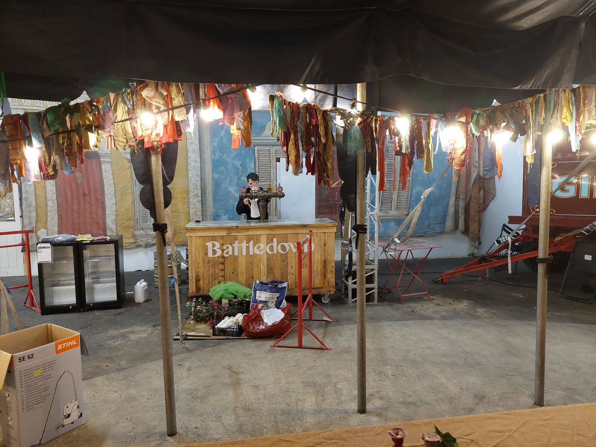 Tomorrow evening is the grand opening of the Giffords Circus new restaurant at Fennels Farm near Stroud. Here's Bert setting up the bar, cleaning the lines and gazing up at the stars for insipration! Good luck guys. Wish I could be with you.