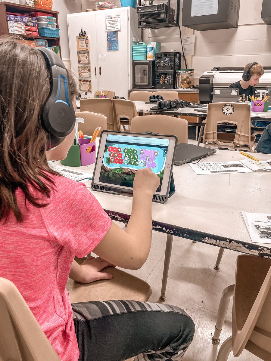 Sharing the good stuff. We're coding, we're building, we're typing. A mix of hands on and creating with our iPads #KeepSoaring #FowardThinking #FutureEngineers