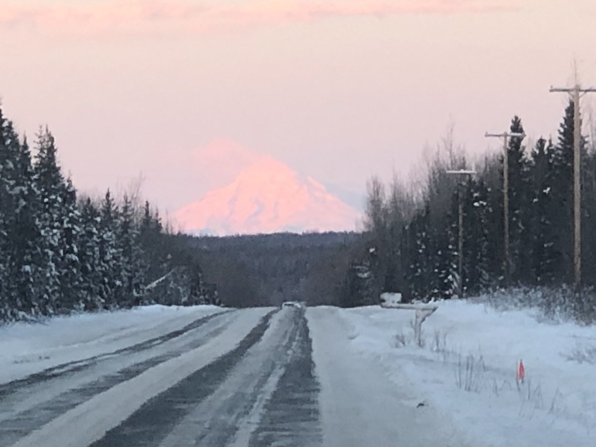 gomer2323's tweet photo. Morning yall. Here's a fuzzy pic of #MtRedoubt while i run errands. #HowDoYouAlaska https://t.co/Qc14Ww2Tds