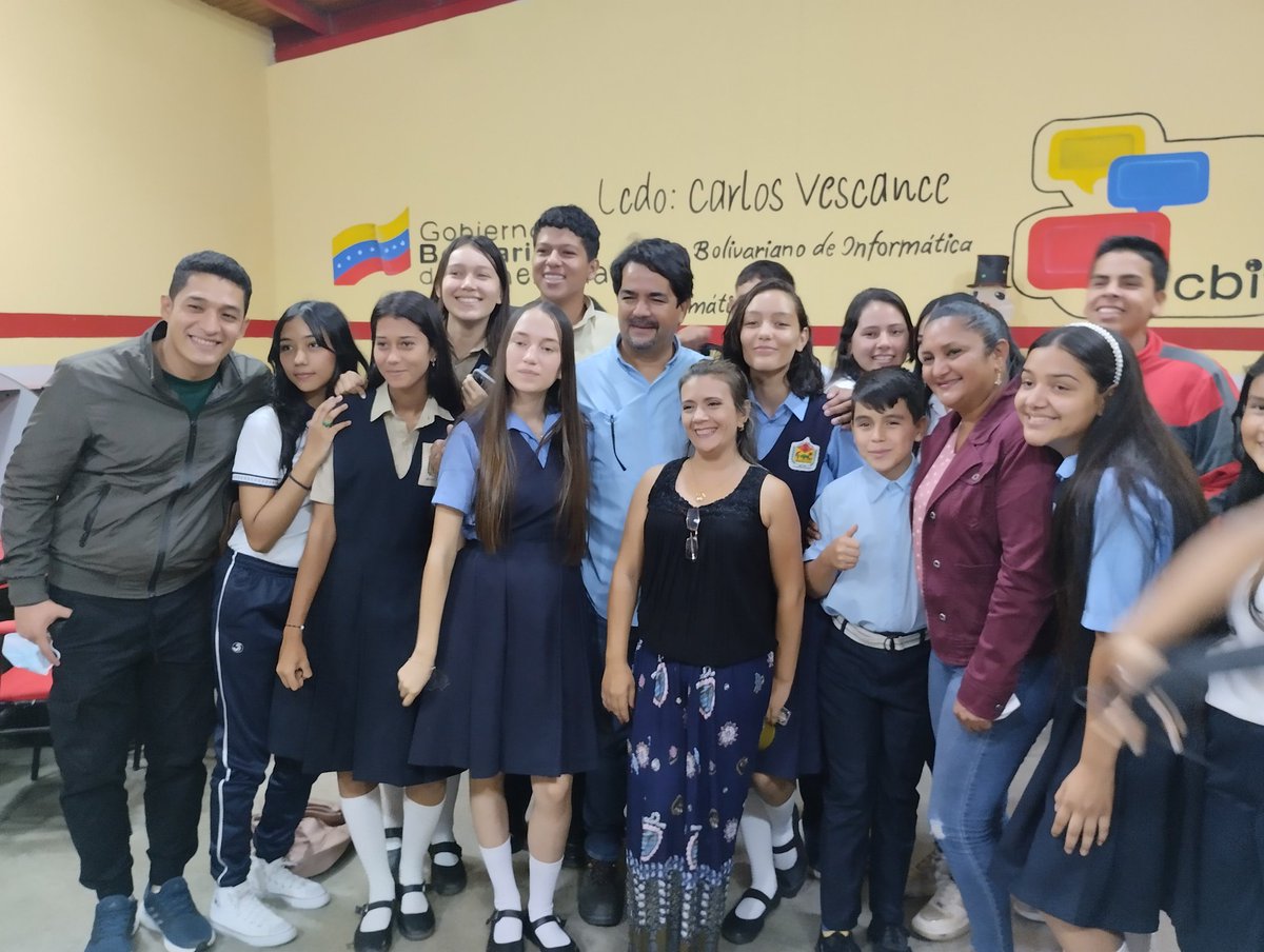 FundabitBnas's tweet photo. #Barinas | Los estudiantes del Liceo Socopo ya cuentan con un  #CBIT para que se apropien de las nuevas tecnologías de información y comunicación, gracias al esfuerzo de nuestro presidente @NicolasMaduro y nuestra Ministra @_LaAvanzadora 

#SomosFundabit 

@leivi24
@Fundabit_ https://t.co/P3sWTZ3DJr