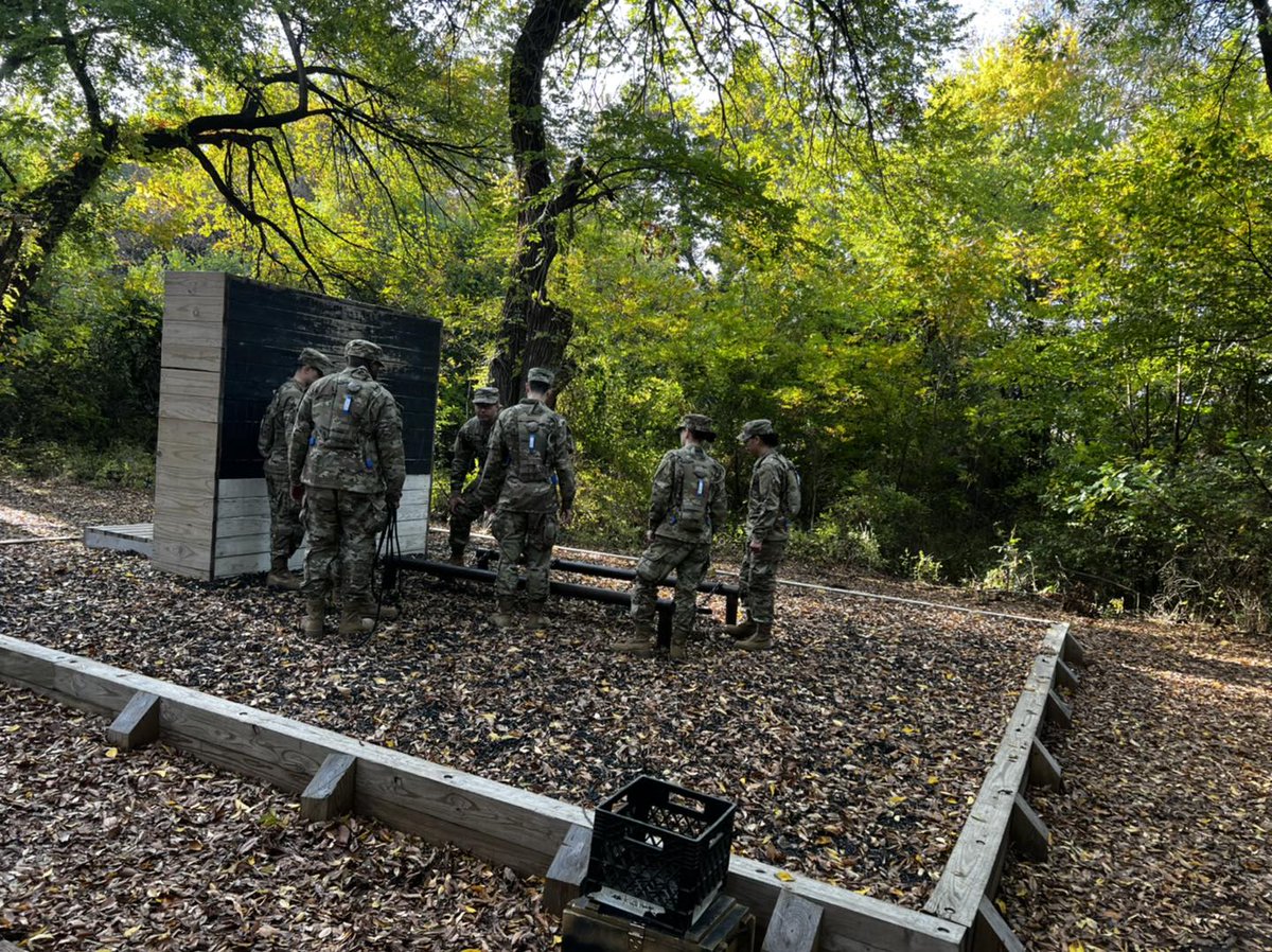 USArmyFortSill's tweet photo. No obstacle is too large for a team! 🤝 
#FiresStrong #TeamSill 
@USArmy @TRADOC https://t.co/suf7732B3u