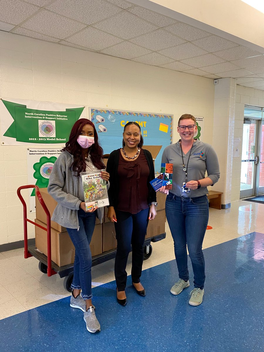 DurhamPublicSch's tweet photo. @holt_school was happy to receive a light safety kit for every student as part of the @movesafedurham campaign, Light Up the Night. Learn more here: https://t.co/gEJlT1BNhZ #WeAreDPS https://t.co/ruPZRhdR0a