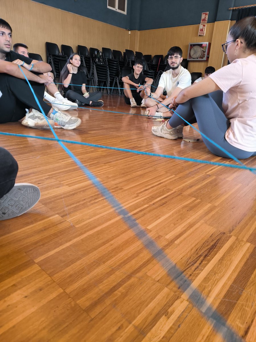 Hoy "conectando emociones para emprender" brutal sesión #coeducacion con <a href="/PedroOrtn2/">Pedro Ortín</a> #proyectoepi <a href="/FundacionCepaim/">CONVIVE Fundación Cepaim</a> hemos reído llorado compartido abrazado aprendido cosas necesarias para afrontar problemas de equipo #alumnoscracks <a href="/CESSamaniego1/">Cooperativa de Enseñanza Samaniego</a> #aulaparaemprender #mitrabajomola