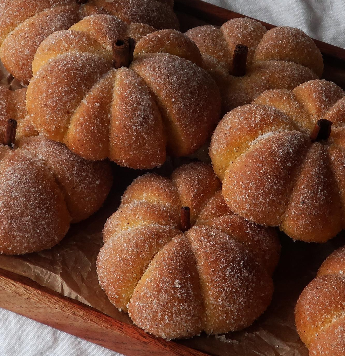 daily_dolce's tweet photo. Pumpkin buns covered in cinnamon sugar by bakingwitholivia https://t.co/bYV54gThRU