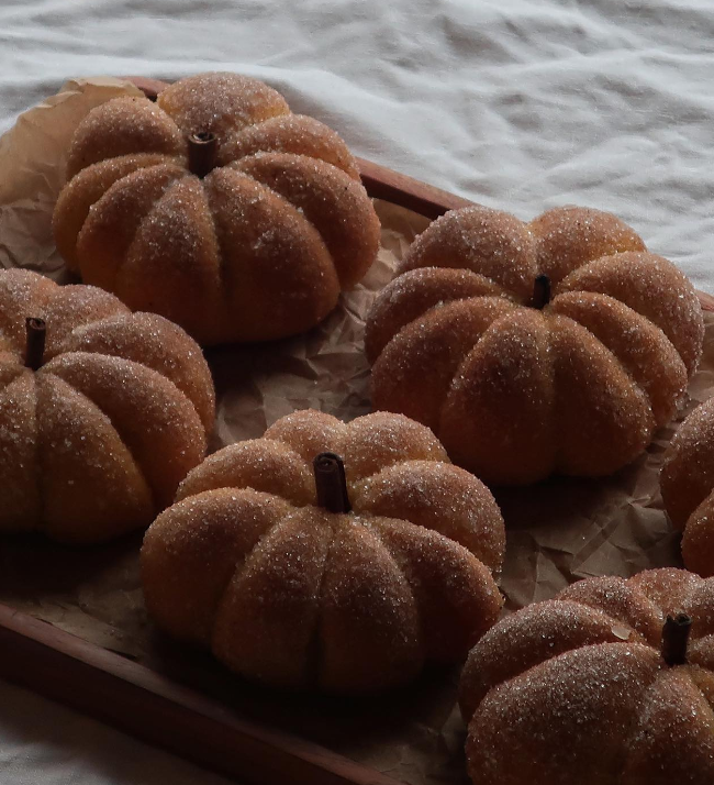 daily_dolce's tweet photo. Pumpkin buns covered in cinnamon sugar by bakingwitholivia https://t.co/bYV54gThRU