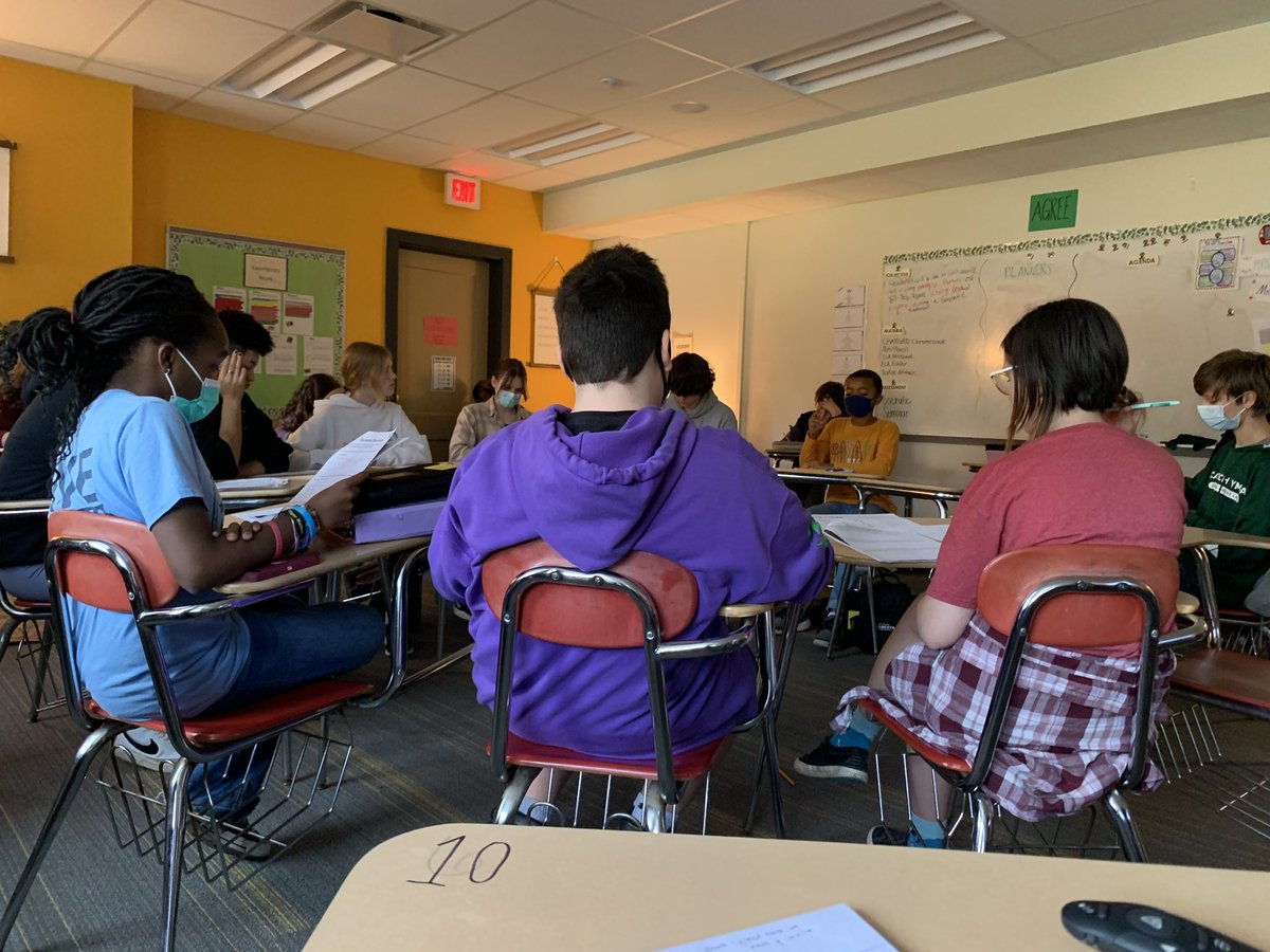 CHUHRoxMid's tweet photo. Socratic Seminar Day in 8th Grade English! #avid #misskelly https://t.co/9PzRYeadFS