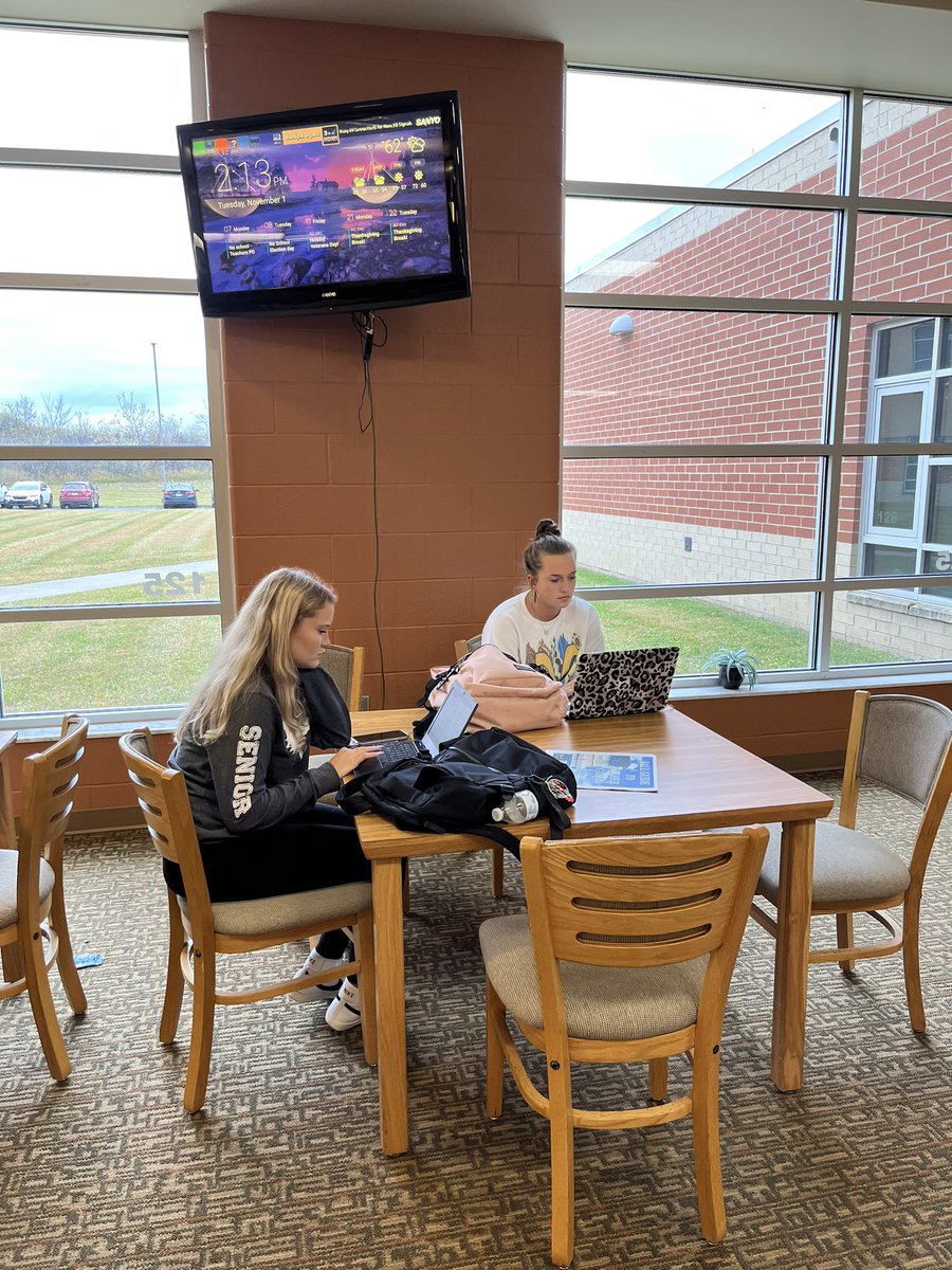 MingoCounseling's tweet photo. Our students have been busy this week applying to colleges and exploring careers! #CAEW #collegeboundwv #IApplied @WVGEARUP https://t.co/kpVuSPMWjd