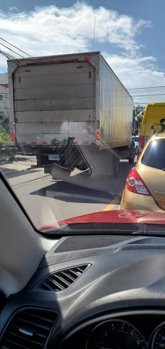 MabacoRD's tweet photo. El mayor problema del trànsito vehicular somos los conductores, para muestra un botòn. Hoy viernes 4, Charles Summer este-oeste a la 1 p.m. en via contraria para evitar el flujo normal de la via. @digesettrd_ https://t.co/A7tQ9KfBUQ
