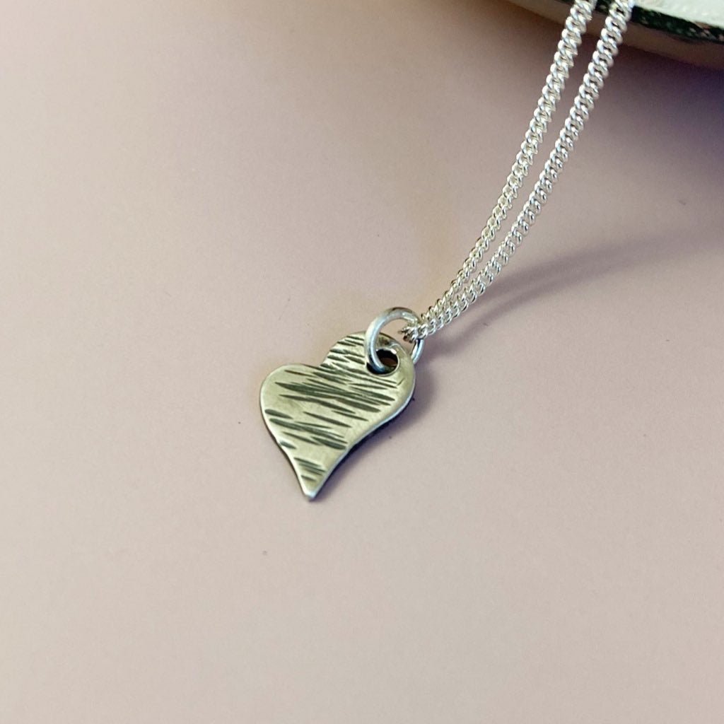 MaisyPlum2's tweet photo. Textured Heart Pendant https://t.co/ZhXe21FgYy #shopsmall #HandmadeHour #inbizhour ##UKGiftHour #giftideas #bizbubble #UKHashtags #MHHSBD https://t.co/xZPmjBtHYL