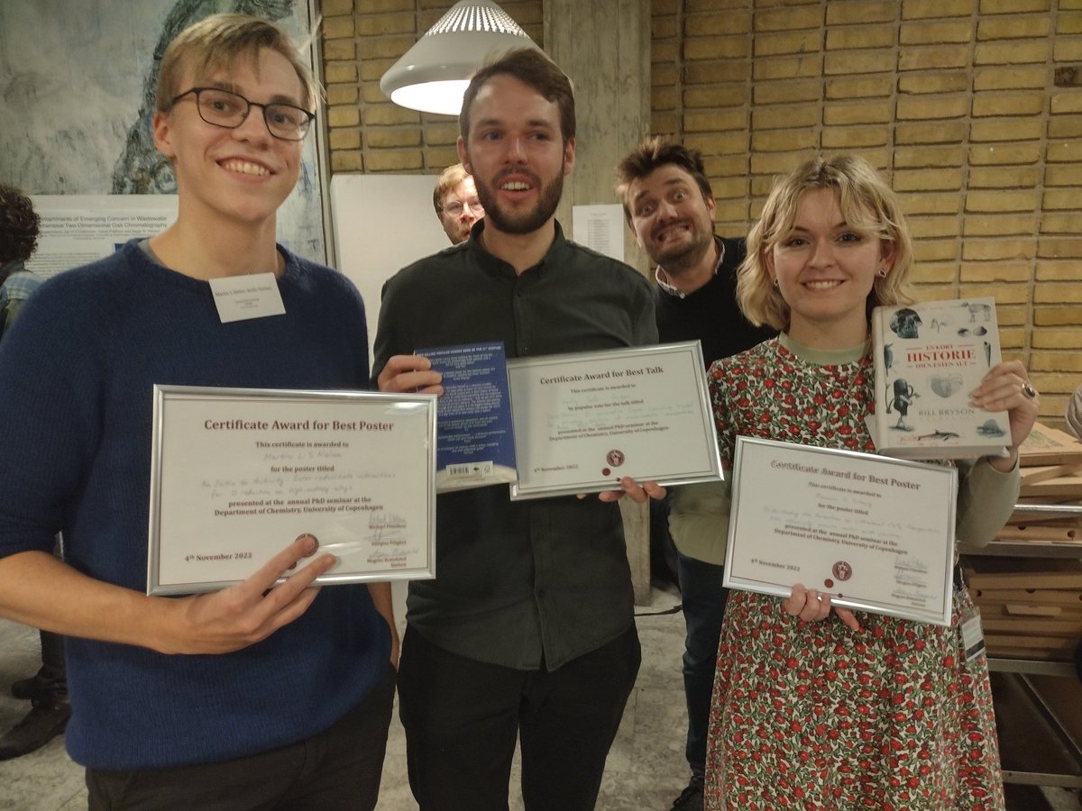 3/4 prizes going to #CHEAC <a href="/HEAcatalysis/">Center for High Entropy Alloy Catalysis @ UCPH</a> of the #PhDseminar at <a href="/CHEMUCPH/">Department of Chemistry, University of Copenhagen</a> Poster prizes for <a href="/rebeccasilberg/">Rebecca S. Silberg</a> and <a href="/M_Lillebro/">Martin Nielsen</a> and the price for best talk goes to <a href="/SodeAndy/">Andy Sode Anker</a> ! Congratulations 🎉🥳 
With a beautiful photo bomb from <a href="/PittelkowLab/">Michael Pittelkow</a>