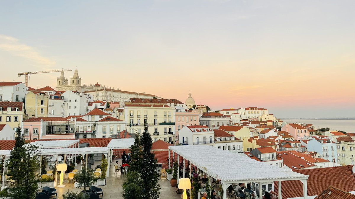 Klangchatapp's tweet photo. A gorgeous Lisbon sunset after @WebSummit What a gorgeous place! https://t.co/ndgEU8tDq8