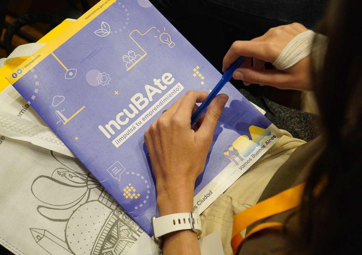 Hoy, junto a <a href="/PabloLera/">Pablo Lera</a> acompañamos a los representantes de 100 proyectos incubados y a 23 instituciones en #IncubaBAte, un programa de @BAemprende que apoya proyectos innovadores hasta su consolidación como empresa.
Seguimos avanzando en el crecimiento y desarrollo de la Ciudad.