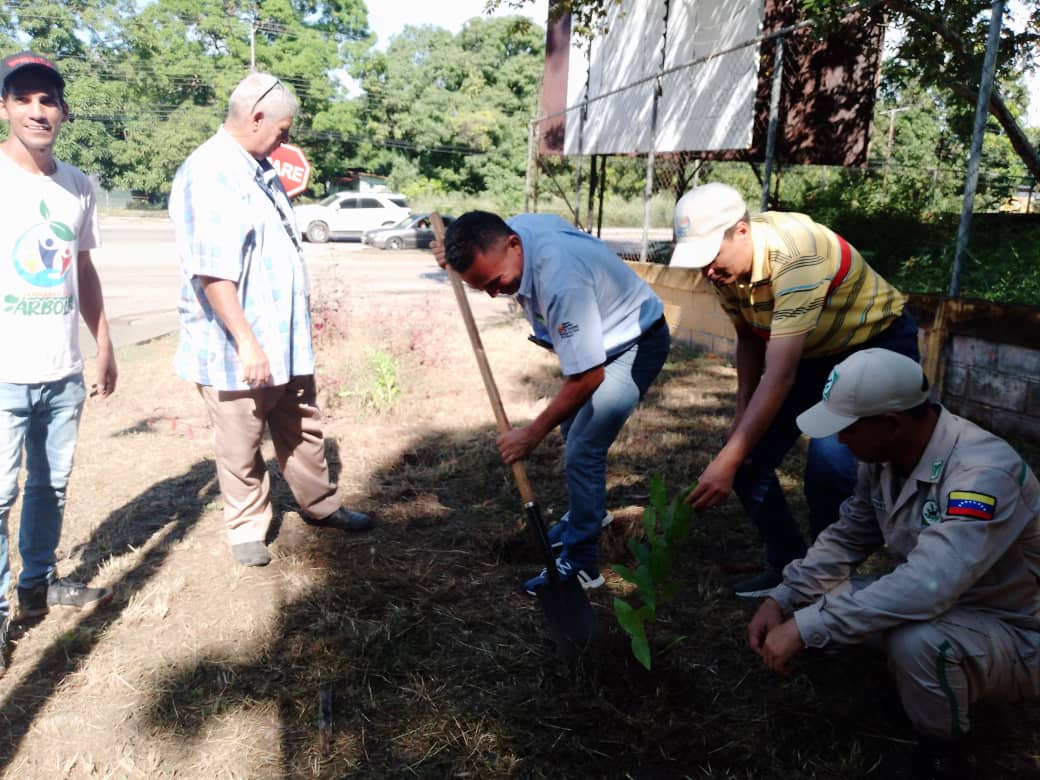 #Enrerate || Para celebrar el día del Ecologista, funcionarios adscritos al <a href="/MinecOficial/">MinecOficial</a>,  desarrollaron desde la sede de este ente en Cojedes, la reforestación de diez plantas de merey
#EcosocialismoEsLaTendencia
<a href="/NicolasMaduro/">Nicolás Maduro</a> 
<a href="/JosueLorcaV/">Josué Lorca Vega</a> 
 <a href="/InparquesVzla/">Inparques Oficial</a> 
<a href="/CojedesMinec/">Minec Cojedes</a>