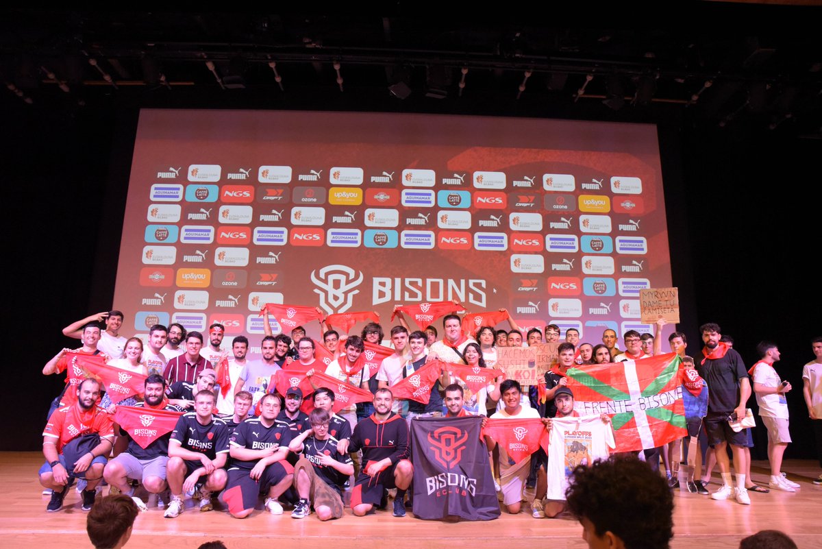 BISONSECLUB's tweet photo. Bonus track: todo esto no habría sido lo mismo sin el espectacular apoyo que hemos tenido por vuestra parte durante este primer año.
Esto va por los fans de BISONS ECLUB 🦬❤️
#BisonsYearOne https://t.co/fsFgwsLpSg