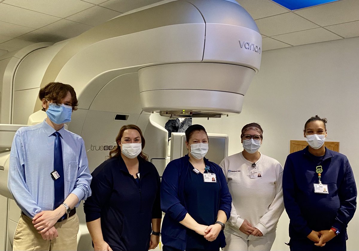 DrJohnSuh's tweet photo. Wonderful to spend time with our dedicated radiation therapists, medical physicist and nurse at our ⁦@ClevelandClinic⁩ Mansfield Cancer Center who put patients first every day! Truly appreciate their commitment to quality and safety! @shibypaul2⁩  #CleClinicCancer https://t.co/Fiv1jKcMHP