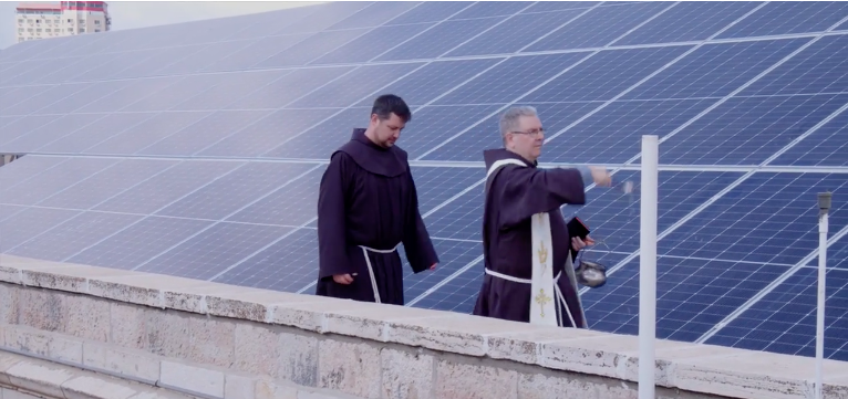 ☀️El custodio de #TierraSanta, fr. Francesco Patton, ha bendecido esta semana las nuevas placas solares instaladas en el techo del convento y la iglesia de Santa Catalina, en Belén, que a partir de ahora se alimentará de energía solar... ¡una iniciativa muy Laudato Si'!