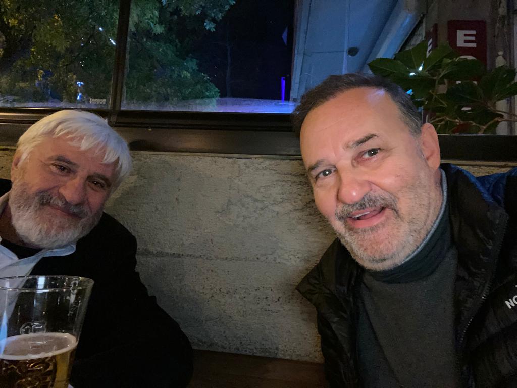 Ankara Ankara güzel Ankara!..
Liseden bu yana... 47 yıllık kadim dostluk... Sevgili kardeşim, Prof, Dr. Bülent Vardar'la... 
#MuddyWaters/Kızılay 
Maziden istiklale... 
Ve mazisi olmayanın, istikbali hiç olmaz...✌