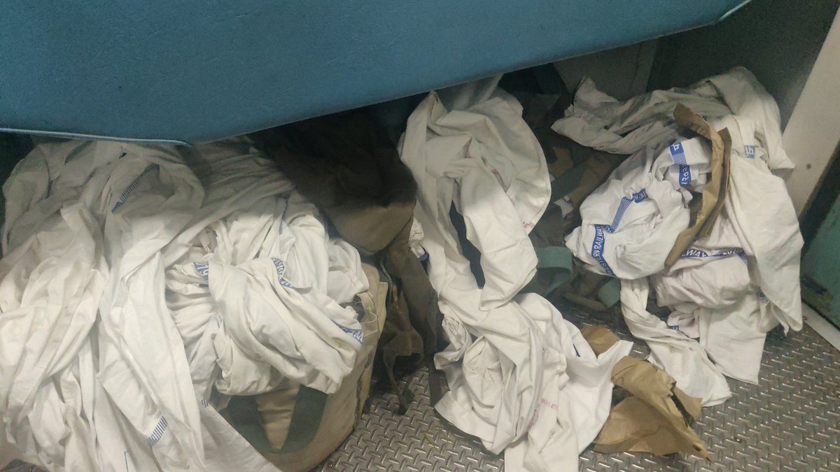 KunwarDeepank's tweet photo. Neither blankets have been provided nor pillows. https://t.co/G7BYggZnkt