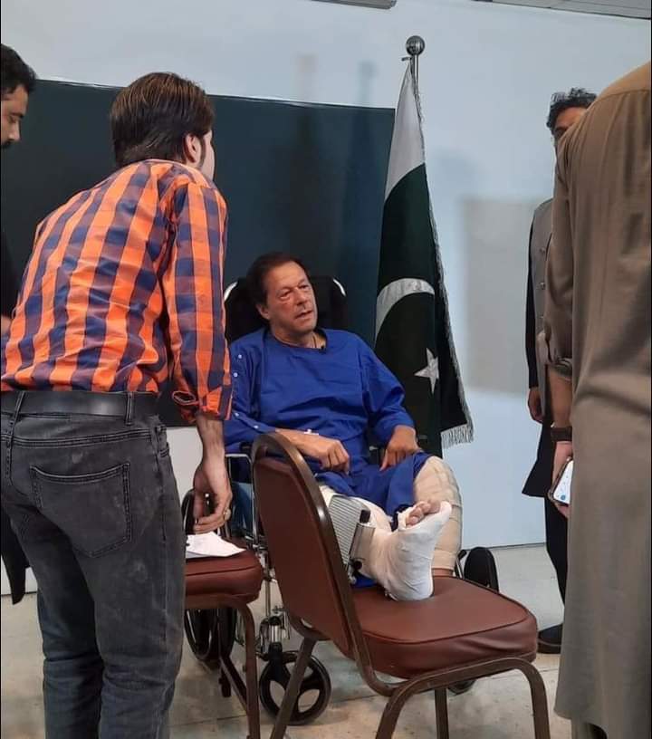 شر کو ہلاک کر دیا بستی کو پاک کر دیا
یوں آگہی کی لہر نے جھوٹوں کو خاک کر دیا
اک مردِ باکمال نے کس حُسنِ انتظام سے
رازوں کو فاش کر دیا پردوں کو چاک کر دیا