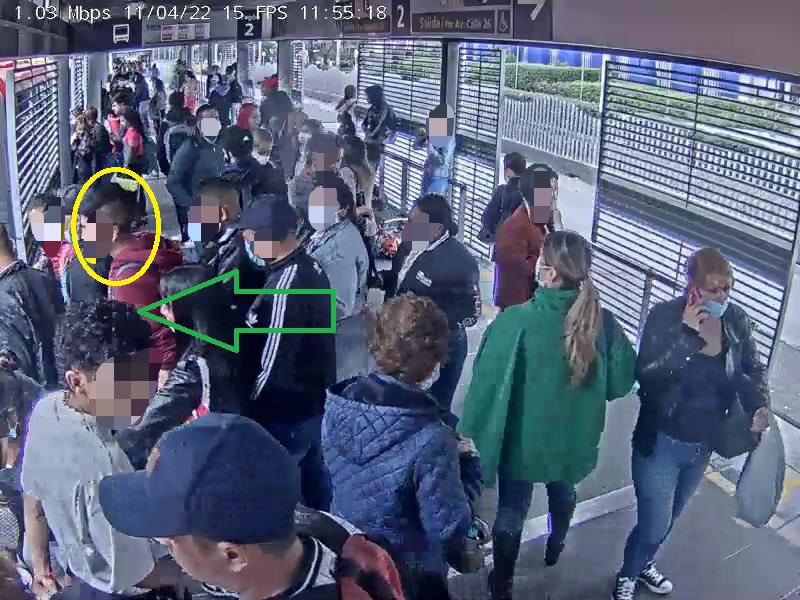 TransMilenio's tweet photo. 6 hombres y 5 mujeres rodearon a una pareja para hurtarla en estación Calle 26. El seguimiento mediante cámaras de Seguridad del Sistema y colaboración de  usuarios permitió que @PoliciaBogota detuviera el bus en el que escapaban y pudo capturar a todos los responsables. https://t.co/KXtm3GJelb