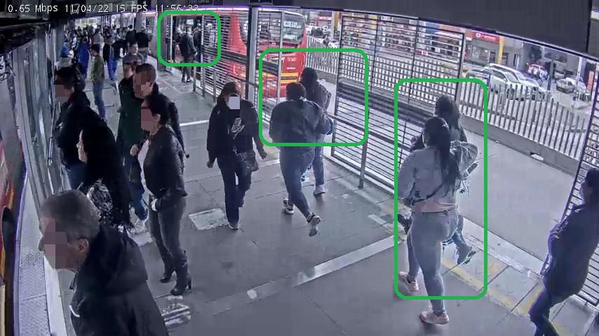 TransMilenio's tweet photo. 6 hombres y 5 mujeres rodearon a una pareja para hurtarla en estación Calle 26. El seguimiento mediante cámaras de Seguridad del Sistema y colaboración de  usuarios permitió que @PoliciaBogota detuviera el bus en el que escapaban y pudo capturar a todos los responsables. https://t.co/KXtm3GJelb