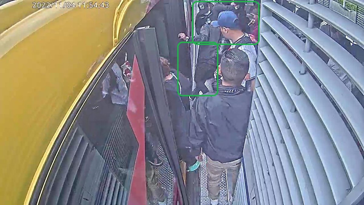 TransMilenio's tweet photo. 6 hombres y 5 mujeres rodearon a una pareja para hurtarla en estación Calle 26. El seguimiento mediante cámaras de Seguridad del Sistema y colaboración de  usuarios permitió que @PoliciaBogota detuviera el bus en el que escapaban y pudo capturar a todos los responsables. https://t.co/KXtm3GJelb
