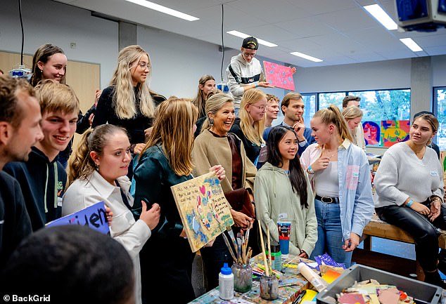 TheNorskaPaul's tweet photo. Having just returned home after a royal visit to Greece, Queen Máxima of the #Netherlands met members of #YoungImpact takeover of the ROC Friese Port in Emmeloord #Amsterdam Thursday.
It’s a youth movement encouraging young dudes to take action to change the world positively.🥴 https://t.co/BKsh9zoJ3Q
