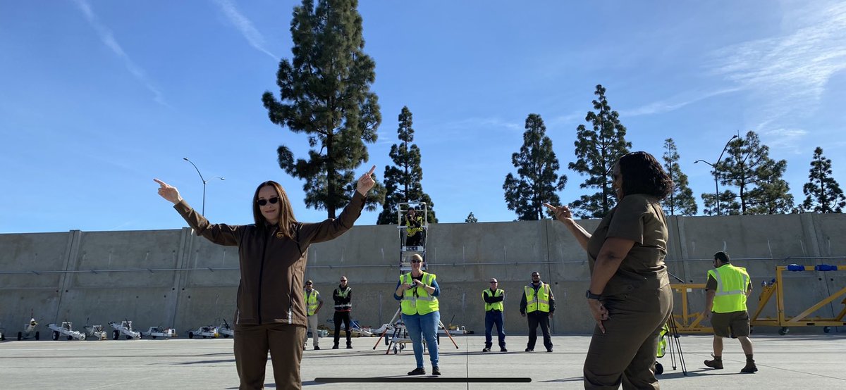 What a beautiful day at  @ONTfly for our UPS Directors of Air <a href="/Shelby2017goair/">Shelby Jackson-Fox</a> &amp; Feeder  <a href="/divine2wincom/">Trina Norman</a> to support Truckers against trafficking <a href="/DarylHeppner/">Daryl Heppner</a> <a href="/jpaloupsair/">John Palo</a> <a href="/SoCalSoUS/">SoCal - Women in Operations</a> <a href="/TimLeslieUPS/">Tim Leslie</a> <a href="/UPSAirlines/">UPS Airlines</a> <a href="/Roberta_UPS_Air/">Roberta Air at UPS</a> @selenafromups