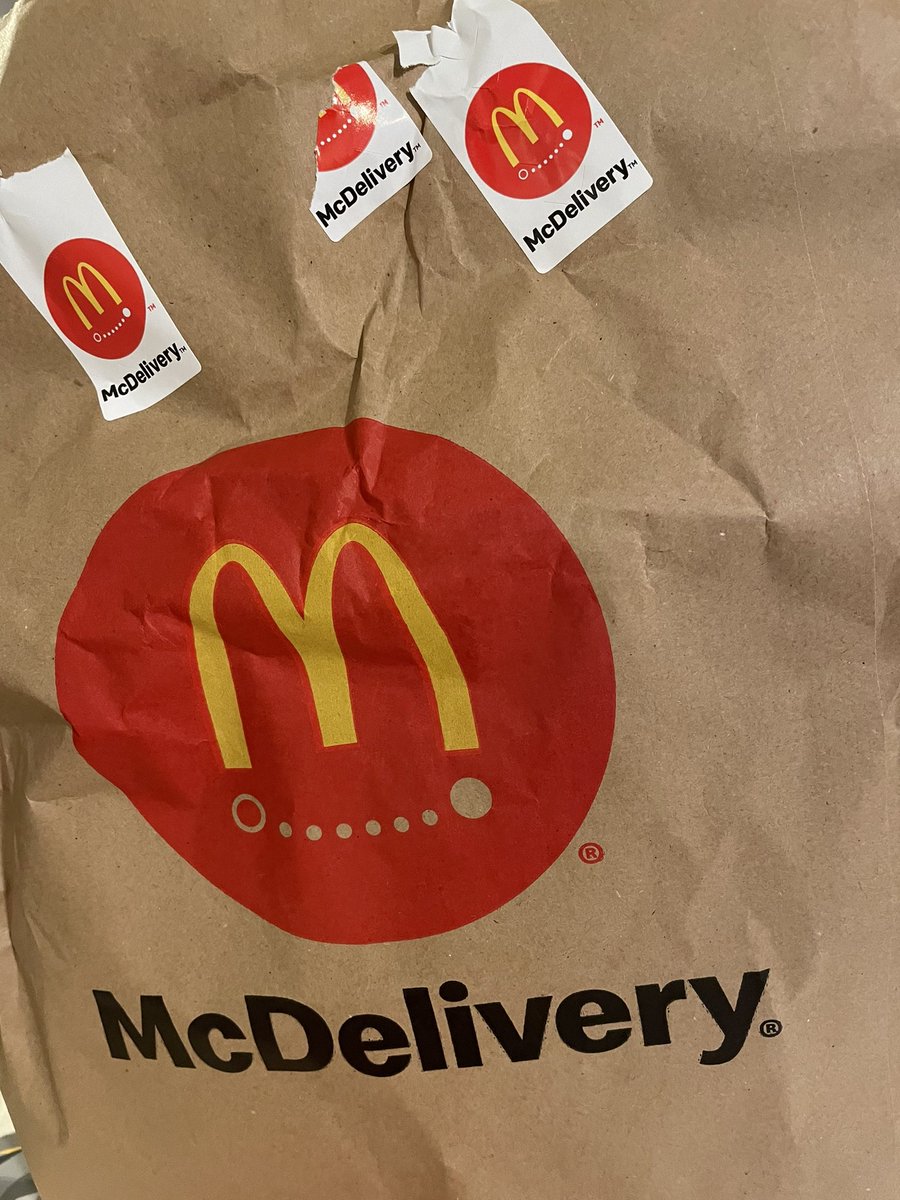 byrdleef's tweet photo. Treat for tea only to be met with the now usual disappointment
Ordered at 16:35… arrived 17:46 from 1.3 miles away
The joy of cold food, melted ice cream &amp; resigning myself that it’s not worth complaining to @McDonaldsUK or @UberUK (again) as they don’t care when they have my £ https://t.co/aGfbSaHZJ0