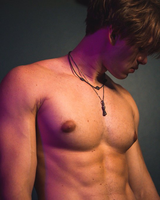 Happy National Chest Day https://t.co/MO4Mra0Emt