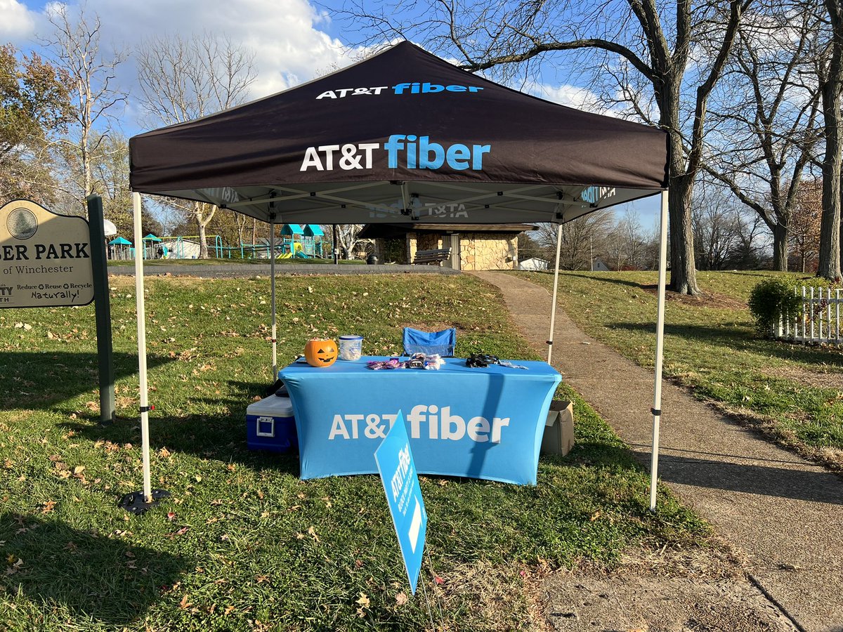 bobby_nier's tweet photo. #Fiber Hunters @ElfenLyndsie @N8Orton  showing out at Winchester park this evening growing the business. 
@ssthefiberqueen @AlyssaMoore_12 @WesleyKyleNeal @KAMOkonnects https://t.co/tOn87IXqnb