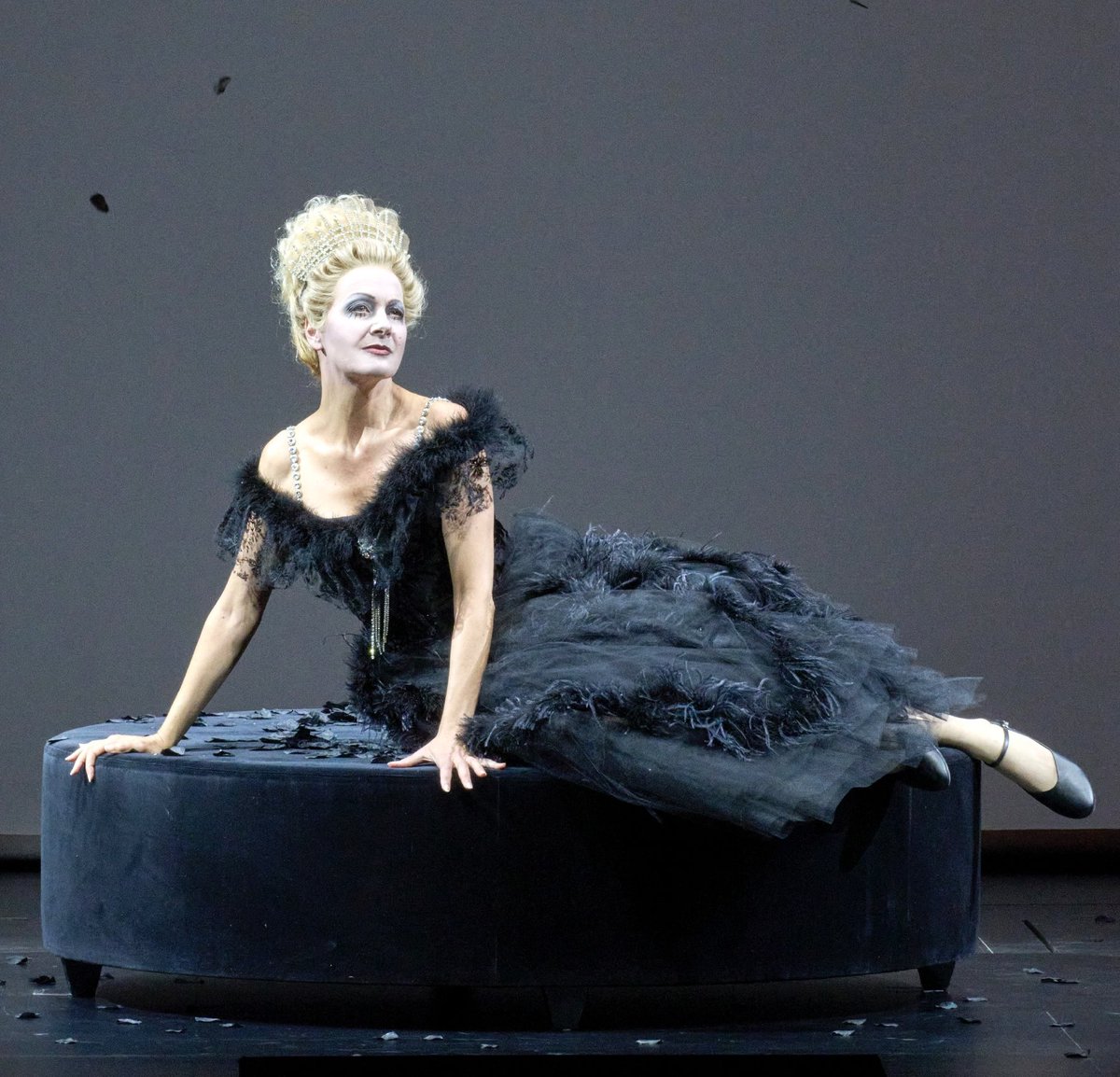 SHoutzeel's tweet photo. “Der Nachtwind weht um meine Lippen kühl….” - Die Dame in Hindemith’s #Cardillac @WrStaatsoper (Photo @ the brilliant Michael Poehn). You can still catch this fantastic production conducted by @corn_iusmeister Nov 5, 10, 13! https://t.co/IJaobwAgI0