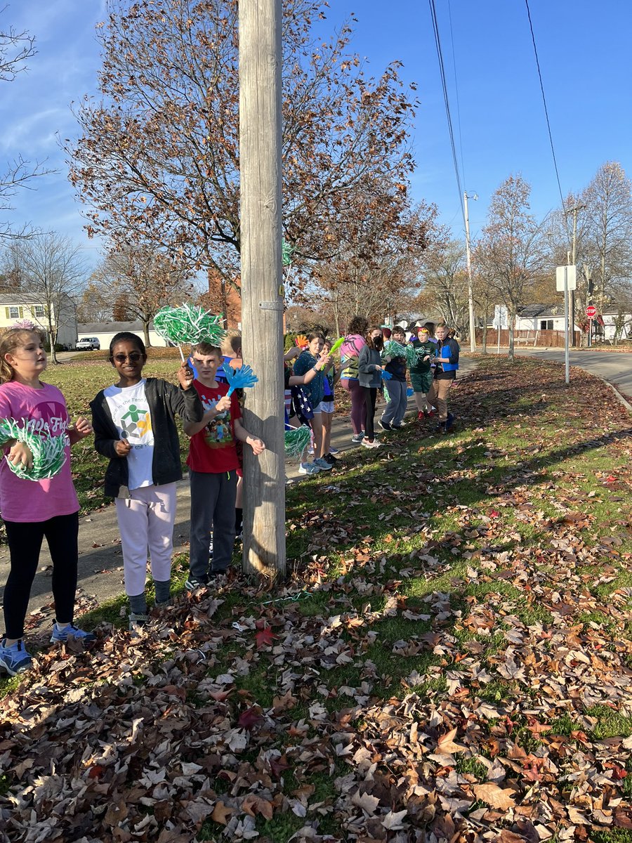 fennhicks's tweet photo. Wishing our girls and boys XC teams all the best at state!!!!  Fenn loves to cheer on our high school heroes!!  💚💛🐝 https://t.co/i14NnSUuSb